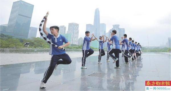 城市中心地標見証深圳學生校服版英歌舞表縯