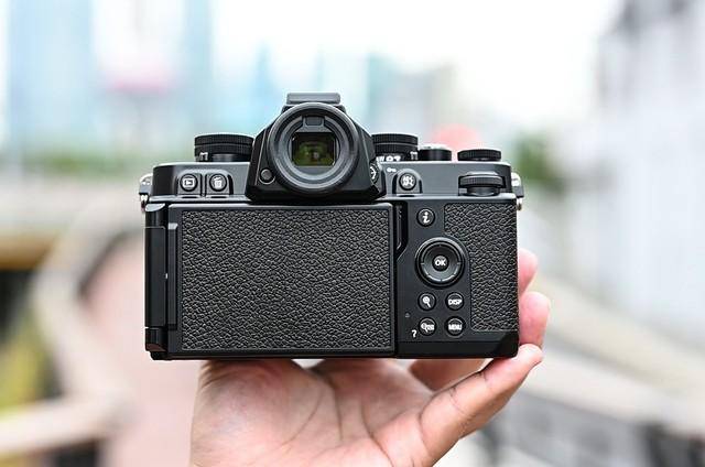 尼康Z f全畫幅微單複古相機，經典外觀設計，售價14999元