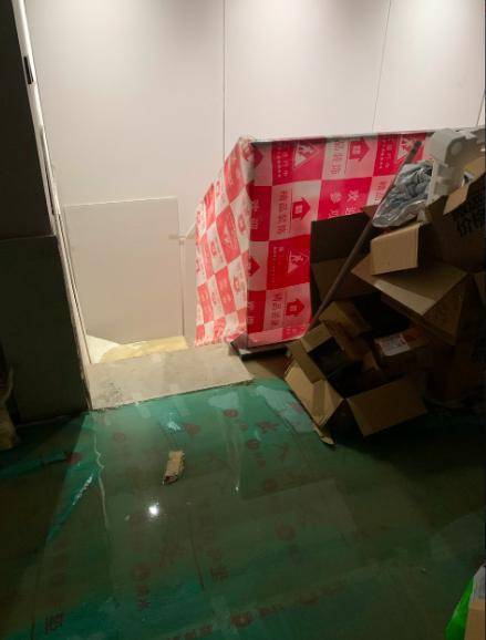 中華網財經頻道微博，網友曝中海望京府汙水返流，B1B2樓層受淹。