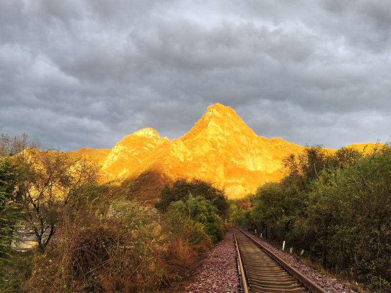 北京也有自己的日照金山，20分鍾車程飽覽奇觀