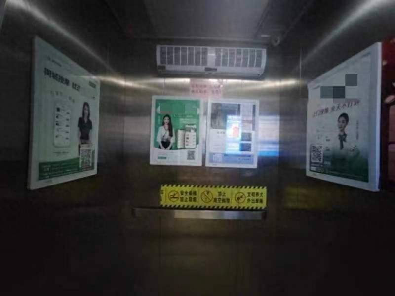 长沙一小区电梯四面按摩广告包围，业主不满，相关部门介入调查