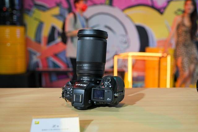 2024 P&E展會現場，尼康展出多款鏡頭，包括Z 28-400mm高倍變焦型號