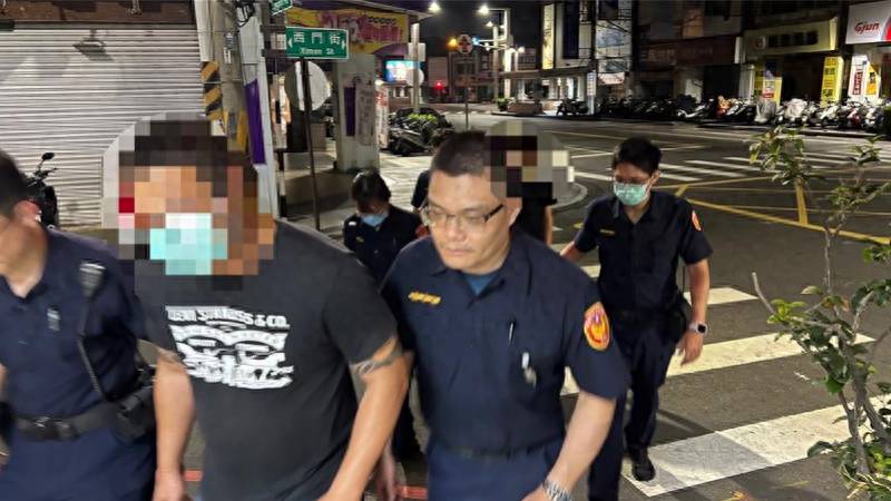 台湾一家餐厅内发生群殴冲突，现场出现刀械枪支，留下多处血迹，部分涉案人员仍未被抓获。