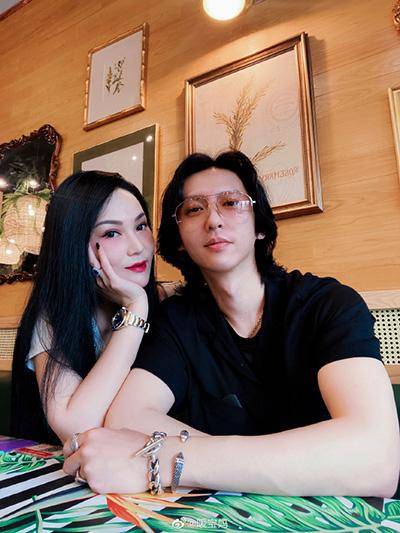 张淇与妻子韦佳合照获赞 夫妻相十足甜蜜爆棚