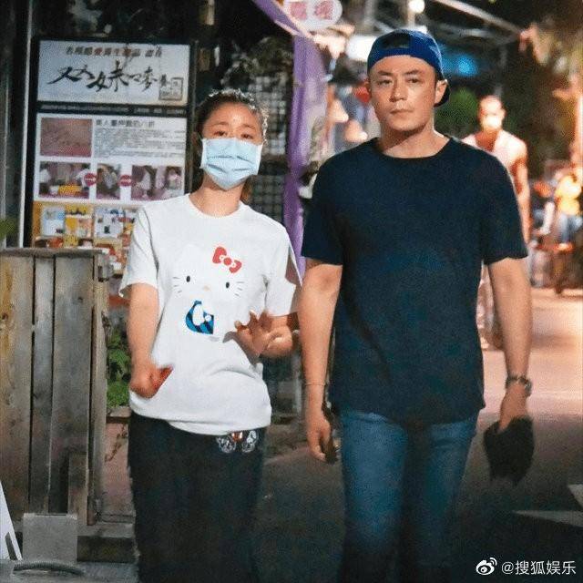 霍建华林心如携女同行，网友赞女儿遗传美貌，一家三口温馨逛街