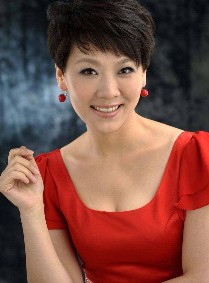 央视夫妻档康辉与妻子相似度爆表，气质不输董卿，结婚多年低调甜蜜！