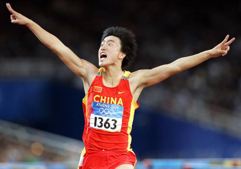2004年刘翔奥运夺冠，40岁生日忆往昔荣耀与坚韧