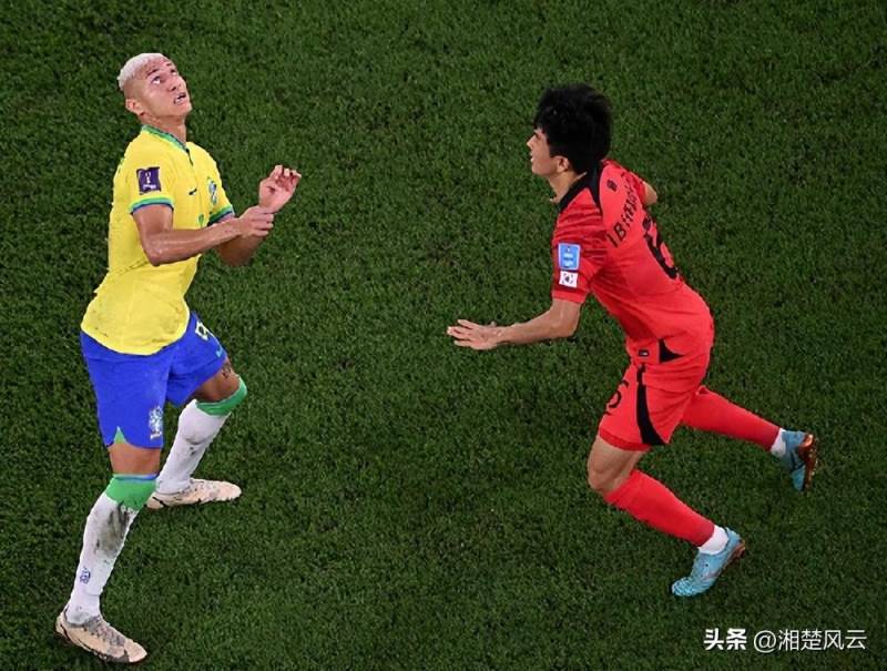 巴西球员轮流摸罗纳尔多双腿，外星人福气传递欢笑全场