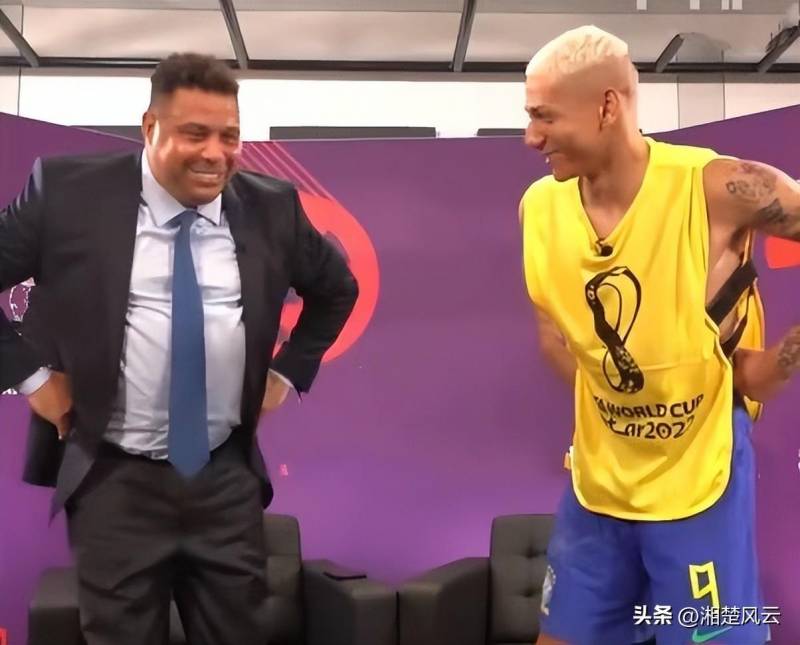 巴西球员轮流摸罗纳尔多双腿，外星人福气传递欢笑全场 