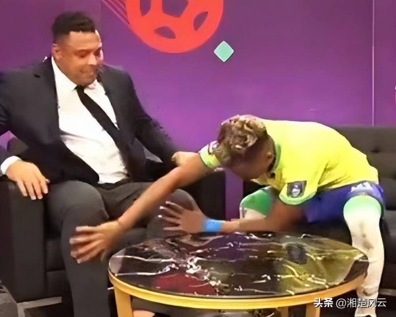 巴西球员轮流摸罗纳尔多双腿，外星人福气传递欢笑全场 