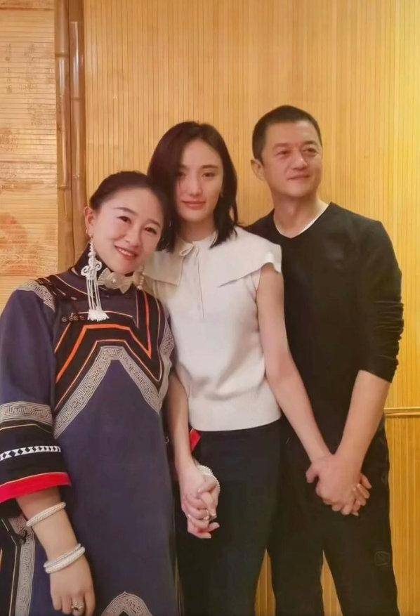 李亚鹏娇妻海哈金喜产女后首晒美拍，身材苗条气质佳，温婉如王菲