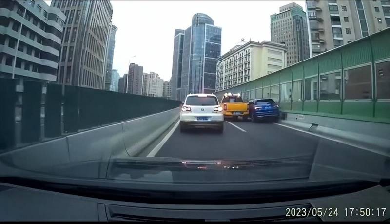 上海內環高架兩車碰撞 一車逼停騎牆險墜