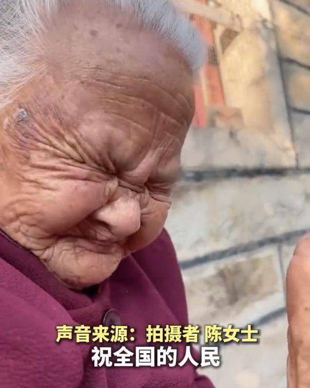 97岁奶奶的自然微笑，不戴假牙品尝草莓时刻
