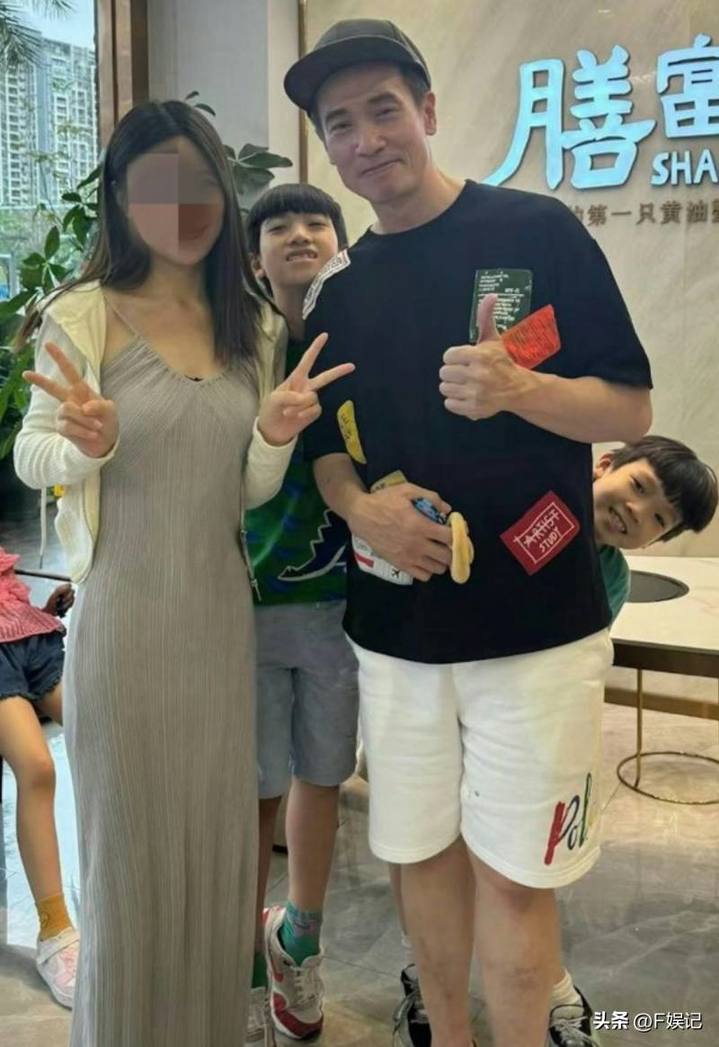 陈豪陈茵媺深圳巧遇粉丝 合影留念子女欢脱抢镜