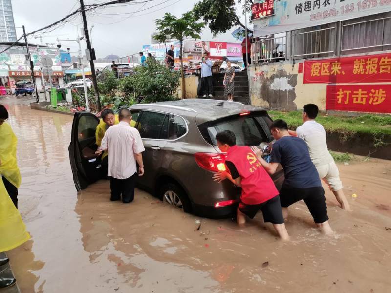 惠州強降水引發多処內澇，市民出行受影響