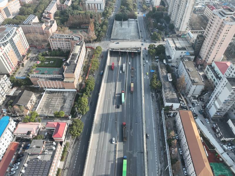 上海外环隧道今晚起封闭施工，警方多点位疏导交通