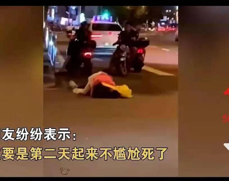 脱衣服亲嘴，疑似非夫妻，路人围观不敢阻