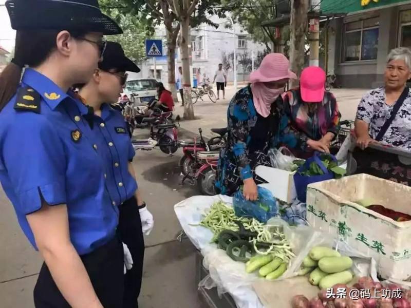 保安恳求无果，无奈当街下跪，商贩占道摆摊惹争议