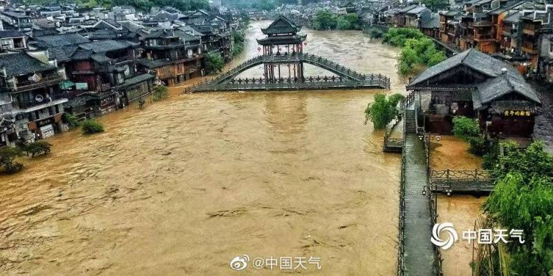 长沙暴雨肆虐，门店积水严重，市民出行受阻