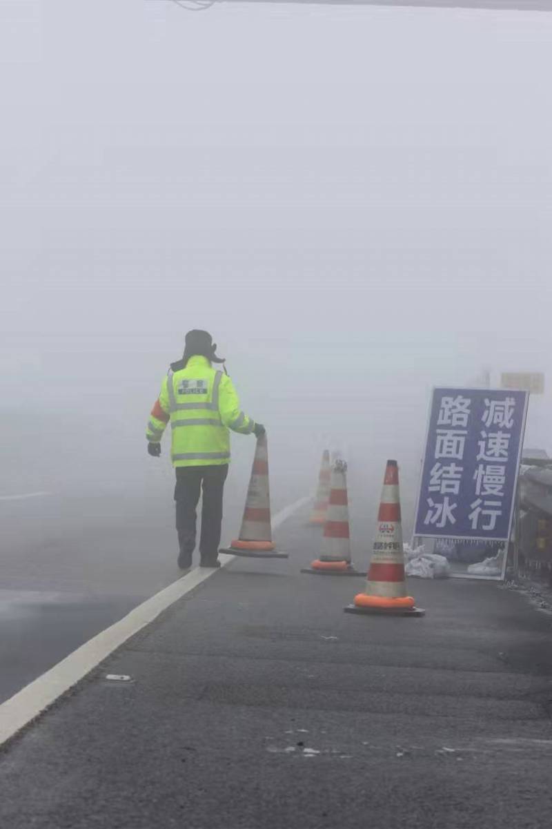 广东交警微博，春运路上，小车替代摩托大军，交警坚守疏导