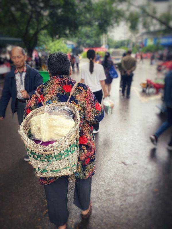 易小荷，盐镇女儿们的温柔力量