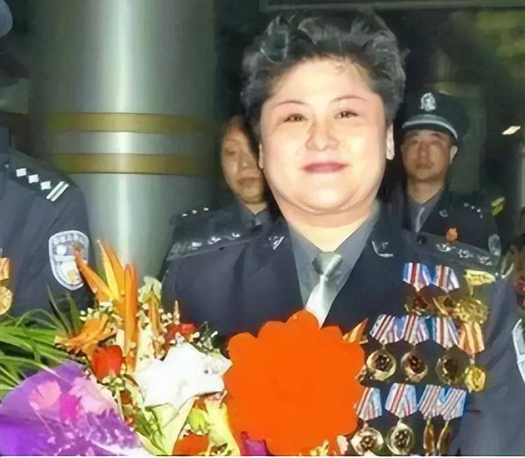 女警主动当诱饵，深夜街头诱捕色狼，惊险一刻遭两名蒙面汉劫持