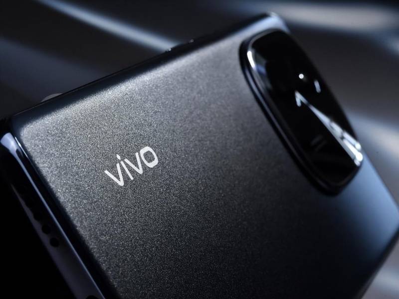 vivo Y200实测试用，具备抗摔防水及持久电池寿命，彰显实用设计理念