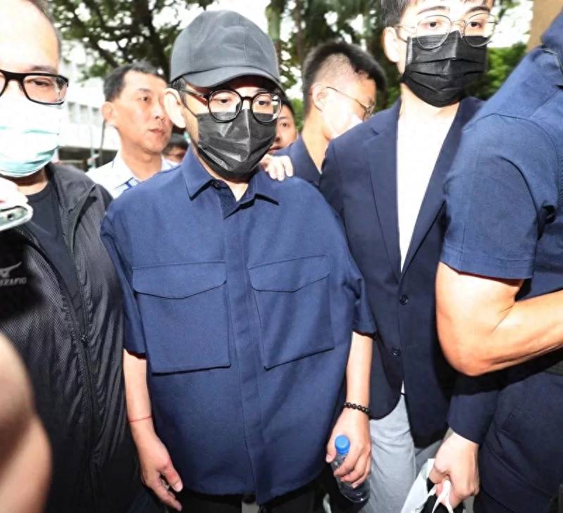 台湾艺人黄子佼因涉嫌持有七部未成年人性影像资料正式被诉