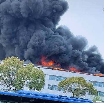 温州一汽车电子厂发生火灾黑烟滚滚，现场有人被疏散，消防紧急出动