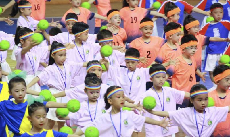 2024年全国幼儿手球嘉年华郑州站盛大开幕，1200名幼儿同场竞技展示球技
