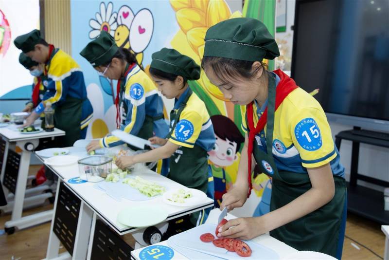 武汉光谷小学生连续三年参与劳动技能抽测，成果影响学校评价得分