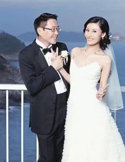 李嘉欣甜蜜为60岁许晋亨庆生，夫妻同框温馨似画