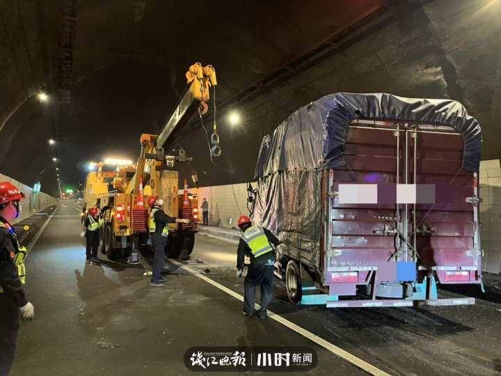 高速开车低头看手机，一瞬疏忽导致隧道险情，紧急施救化险为夷 