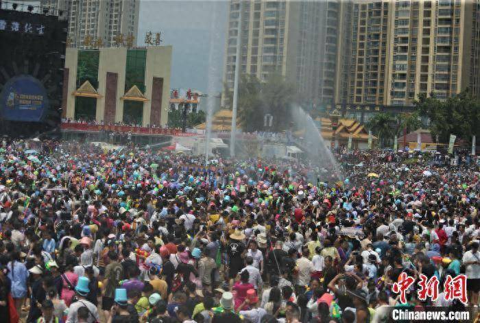 潑水節開幕，雲南芒市2024年慶典 吸引八萬民衆歡慶
