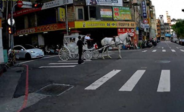 【台媒最新】台中街头惊见“马车娶亲” 警方提醒，未申请路权将受罚