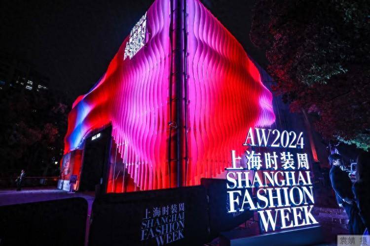 秋冬中国国际时装周秀场回顾，新中式与环保风尚盛宴
