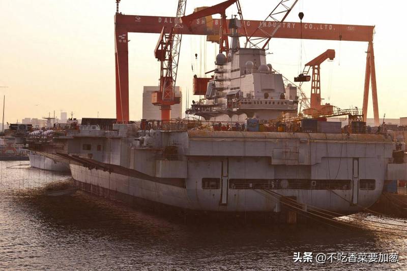 中国第一艘航母辽宁舰，从瓦良格号到海上巨无霸的蜕变之路