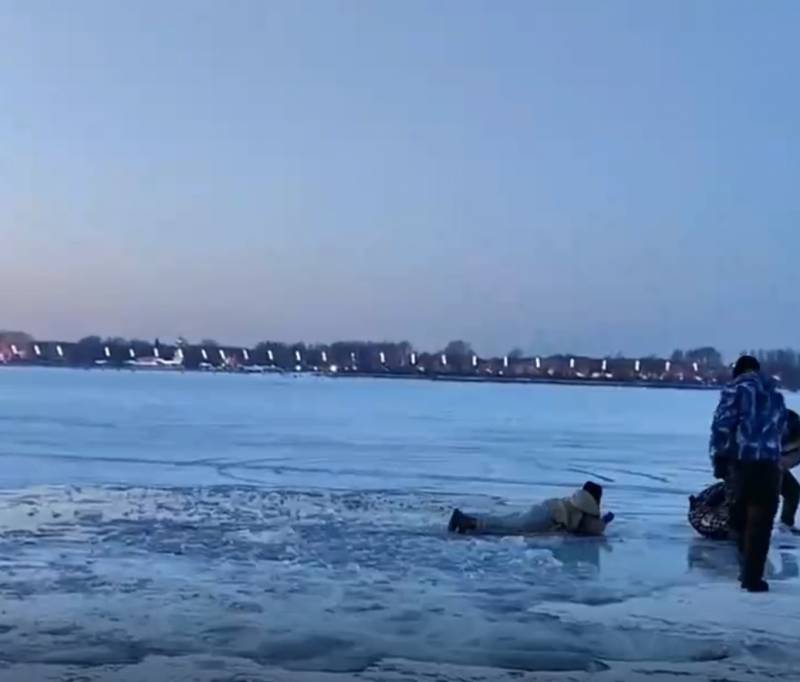 哈尔滨一车辆失控坠入冰窟，幸无人员伤亡