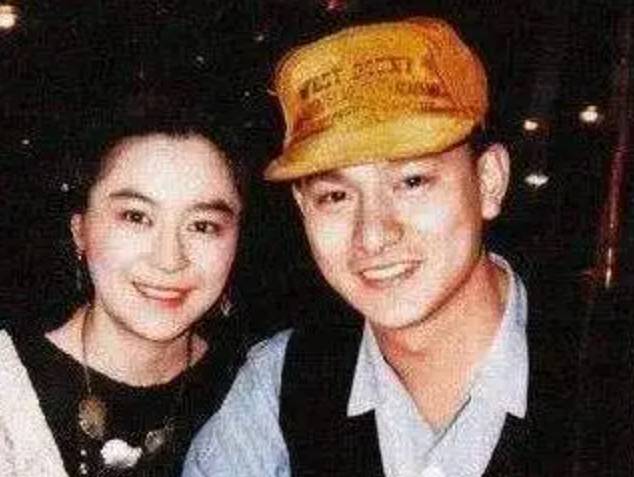 不清醒的喻可欣与刘德华相爱3年，痴念30年，签婚书仍难补情伤