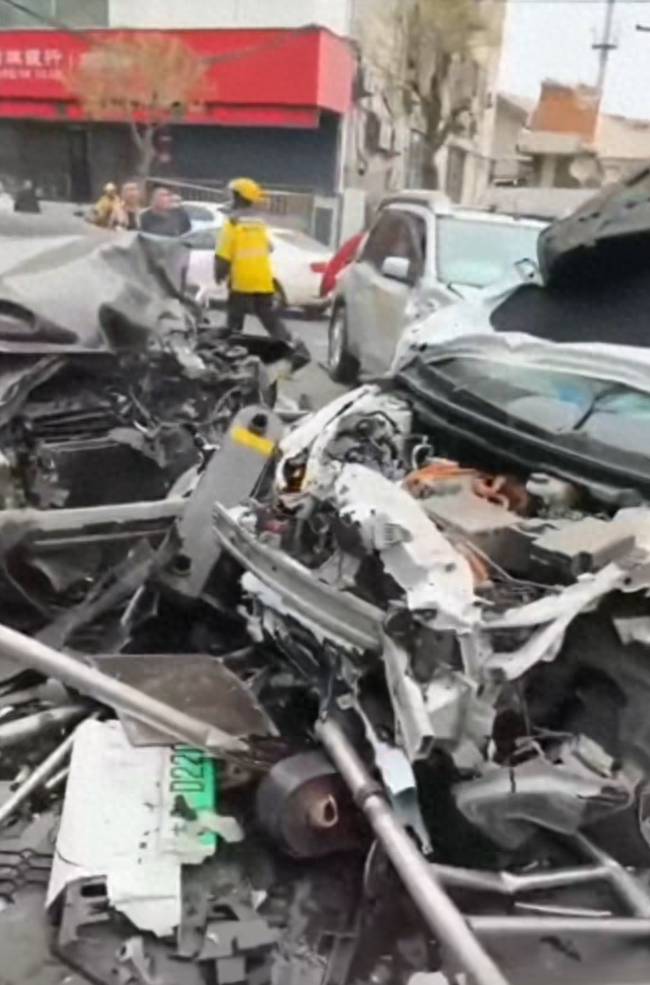 吉林男子车祸受伤，长春市区三车相撞，伤者已获救