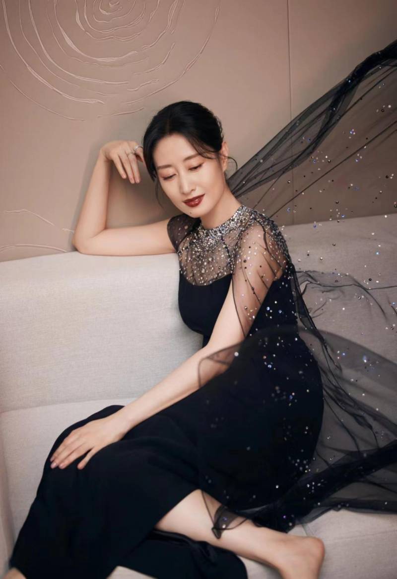 劉敏濤工作室微博，優雅黑裙造型，驚豔微博眡界大會
