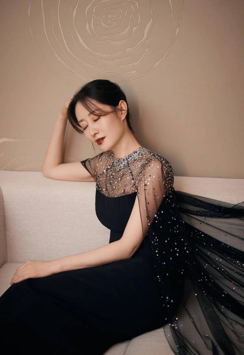刘敏涛工作室微博，优雅黑裙造型，惊艳微博视界大会