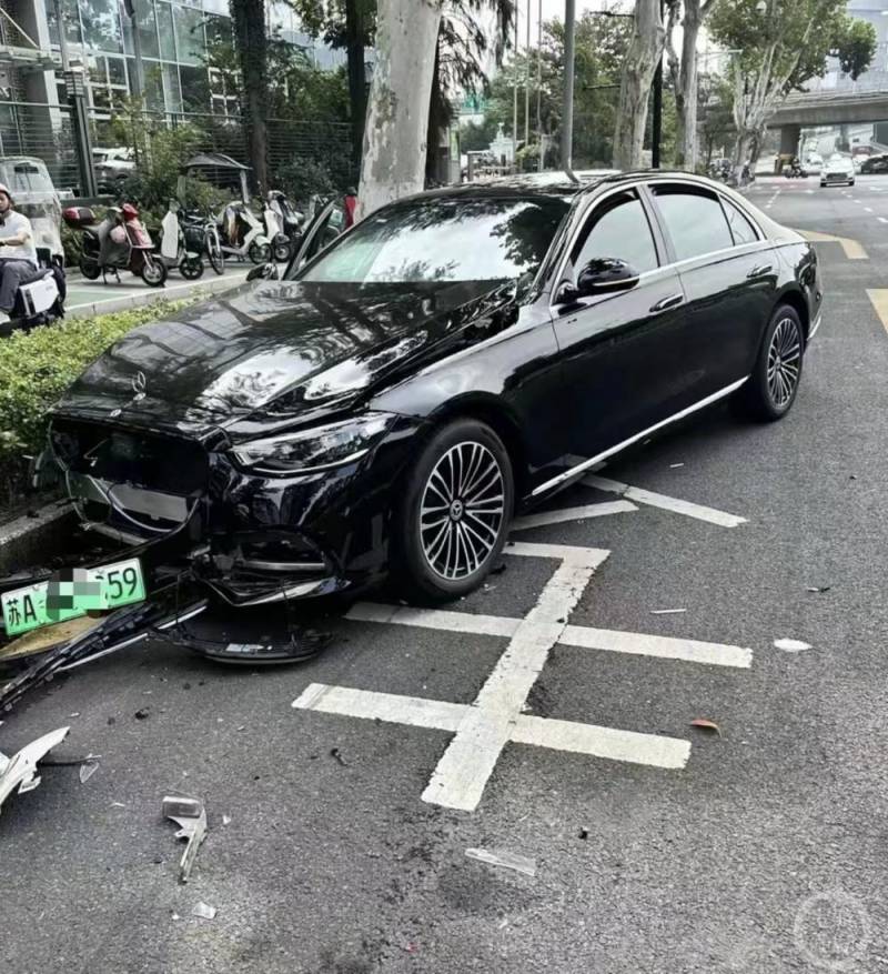 南京男子試駕連撞多輛豪車，4S店，已警方介入調查