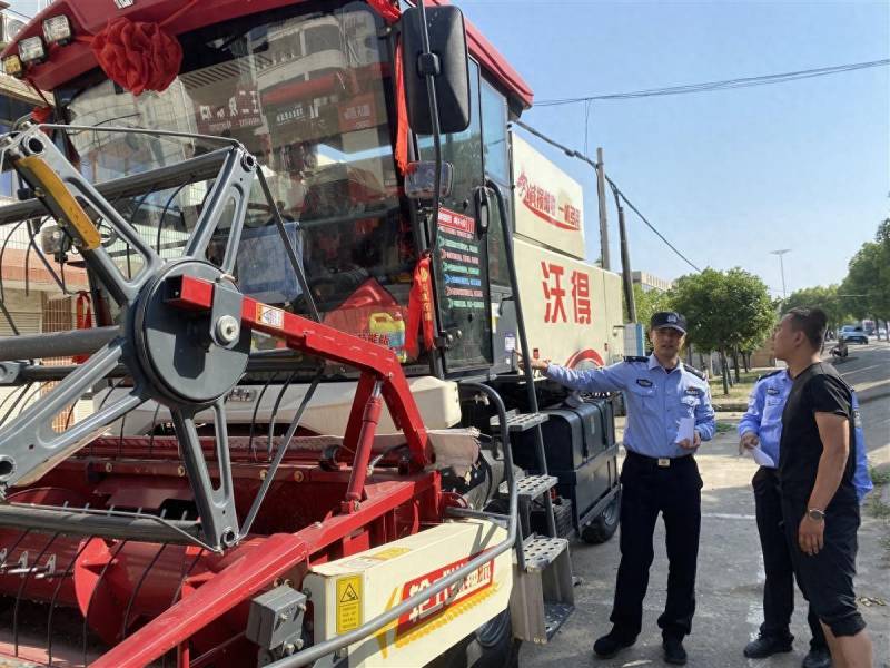 襄州公安发放警民联系卡 助力“三夏”农业生产安全