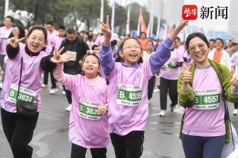 南京马拉松激情开跑，万名跑者共赴江宁大学城赛事