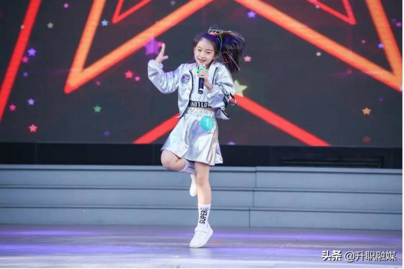 中国新声代完美男孩献唱《映山红》 荣耀2021少儿新声代总决赛