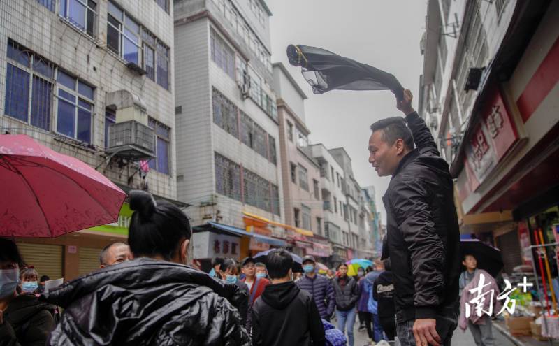 广州寒风冷雨难挡招工热，大塘村现场直击，冷空气中涌动求职热