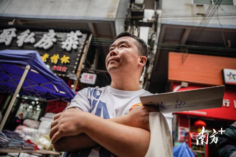 广州寒风冷雨难挡招工热，大塘村现场直击，冷空气中涌动求职热