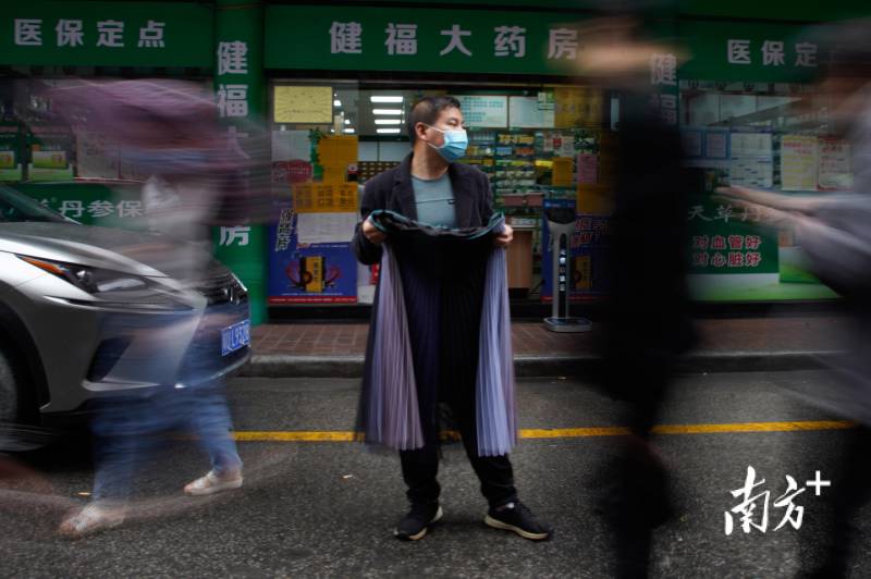 广州寒风冷雨难挡招工热，大塘村现场直击，冷空气中涌动求职热