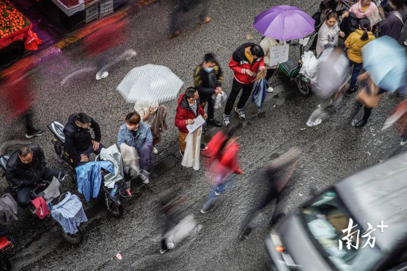 广州寒风冷雨难挡招工热，大塘村现场直击，冷空气中涌动求职热